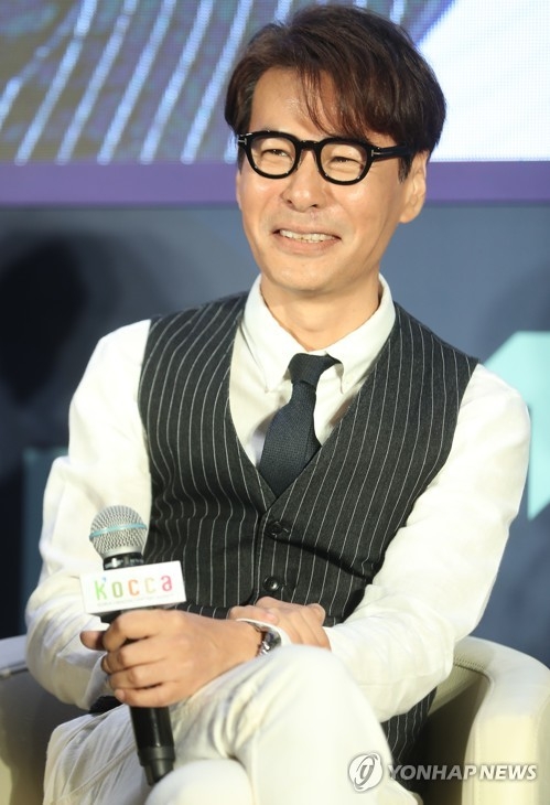 아날로그 세대 윤상 "전자음악 진화 지켜보는 재미있죠" - 3