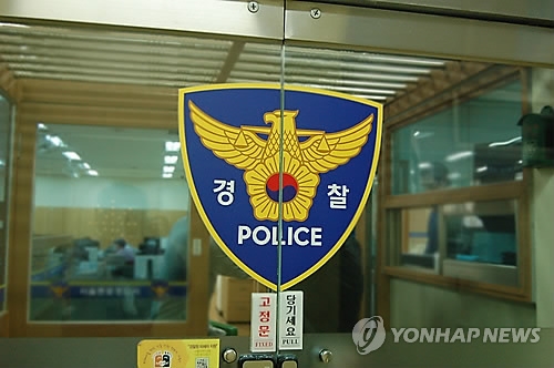 증평서 승용차 가로수 충돌…10대 2명 사상 - 1