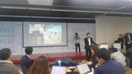 광주디자인비엔날레 설명하는 장동훈 총감독.