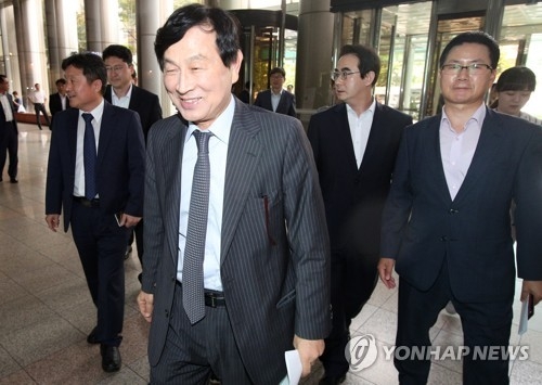 경찰청 방문한 유재중 위원장(서울=연합뉴스) 김도훈 기자 = 국회 행정안전위원회 유재중 위원장이 7일 오후 최근 발생한 청소년 폭행사건과 관련해 이철성 경찰청장과의 면담을 위해 회의장으로 향하고 있다. 2017.9.7superdoo82@yna.co.kr(끝)
