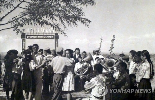 우즈베키스탄 농장서 춤추는 고려인