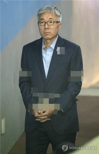 김종덕 전 장관, 증인으로 출석(서울=연합뉴스) 윤동진 기자 = 김종덕 전 문화체육관광부 장관이 7일 오전 서초구 서울중앙지법에서 열리는 박근혜 전 대통령 속행공판에 증인으로 출석하기 위해 호송차에서 내려 법정으로 향하고 있다. 2017.9.7mon@yna.co.kr