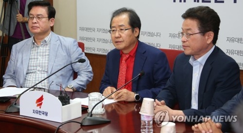 '보이콧 철회' 한국당, 국조·전술핵 앞세워 원내외 병행투쟁 - 1