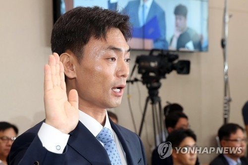 (서울=연합뉴스) 신준희 기자 = 박성진 중소벤처기업부 장관 후보자가 11일 서울 여의도 국회에서 열린 인사청문회에서 선서를 하고 있다. 2017.9.11hama@yna.co.kr