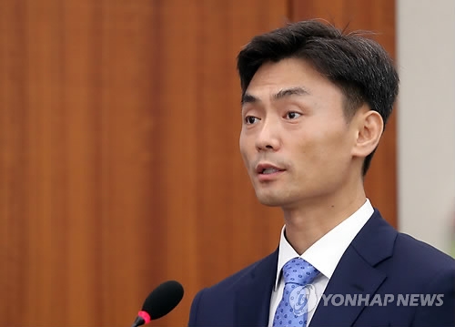 인사말하는 박성진 후보자(서울=연합뉴스) 신준희 기자 = 박성진 중소벤처기업부 장관 후보자가 11일 오전 국회에서 열린 인사청문회에서 인사말하고 있다. 2017.9.11hama@yna.co.kr