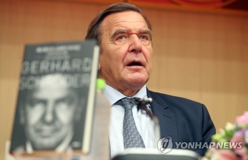 질문에 답하는 슈뢰더 전 독일 총리