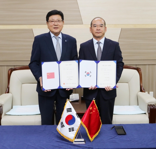 도서 기증한 펑춘타이 주제주 중국 총영사