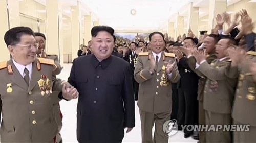 핵 개발 과학자 손을 꼭 잡은 김정은