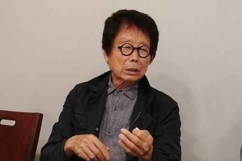 (서울=연합뉴스) 정아란 기자 = 전수천 작가가 15일 서울 광화문의 한 식당에서 진행한 기자간담회에서 발언하고 있다. 작가는 서울 성북구의 한 교회와 벌인 작품 '무제' 관련 소송에서 패했으나 재심을 청구하겠다는 뜻을 밝혔다. 2017.9.15. airan@yna.co.kr