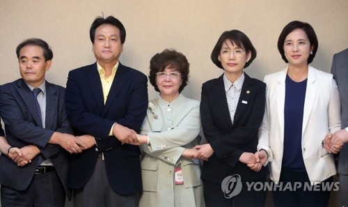 정부-유치원단체 협상 타결 (서울=연합뉴스) 김승두 기자 = 집단휴업을 예고했던 사립유치원 단체인 한국유치원총연합회(한유총)가 휴업을 전격 철회했다. 박춘란 교육부 차관(오른쪽 두번째)이 15일 오후 서울 세종로 정부서울청사에서 최정혜 한유총 이사장(왼쪽 세번째)과 합의한 후 국회 교문위 더불어민주당 간사인 유은혜 의원(오른쪽), 안민석 의원(왼쪽 두번째)과 손을 잡고 있다. 2017.9.15