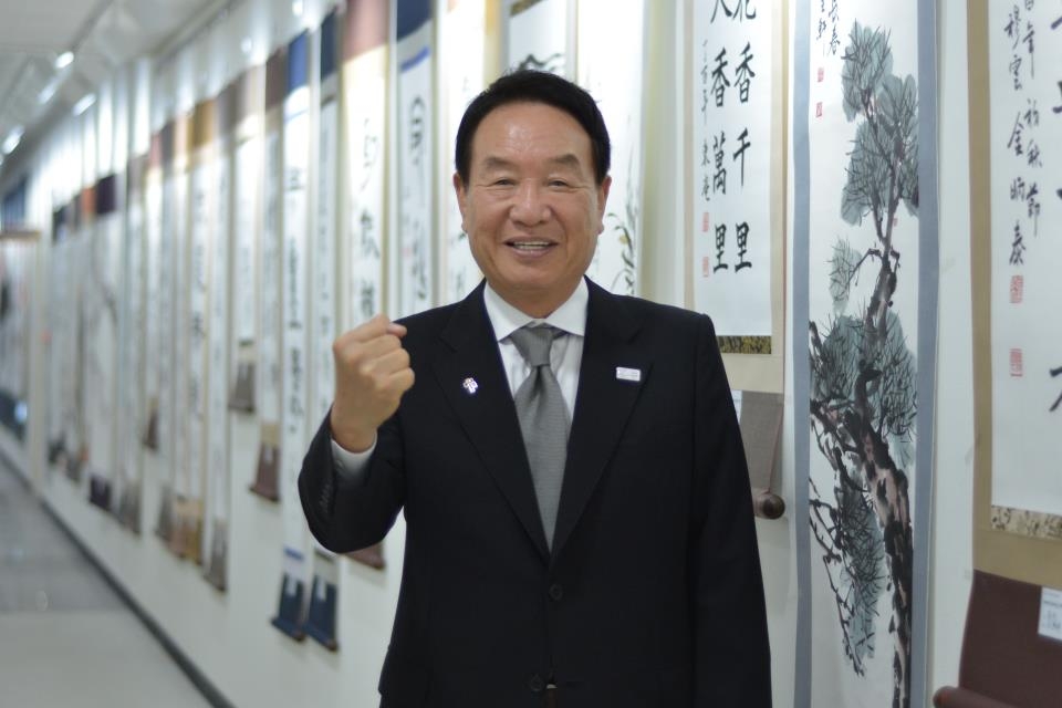 (충주=연합뉴스) 김경윤 기자 = 김성일 국제패럴림픽위원회 신임 집행위원이 15일 충주종합운동장에서 열린 전국장애인체육대회 개회식 후 인터뷰를 한 뒤 포즈를 취하고 있다. 2017.9.15cycle@yna.co.kr