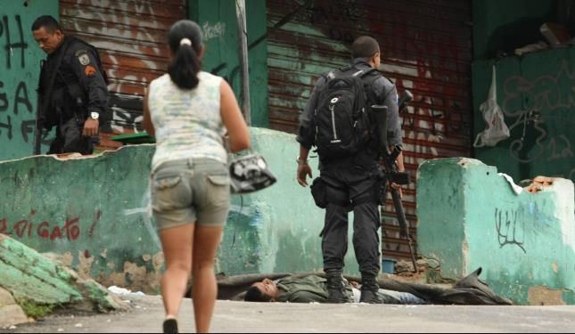 경찰이 총격전 현장에서 수색작전을 벌이고 있다. [브라질 뉴스포털 G1]