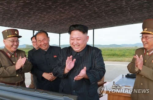 지난 15일 화성-12형 발사에 기뻐하는 김정은