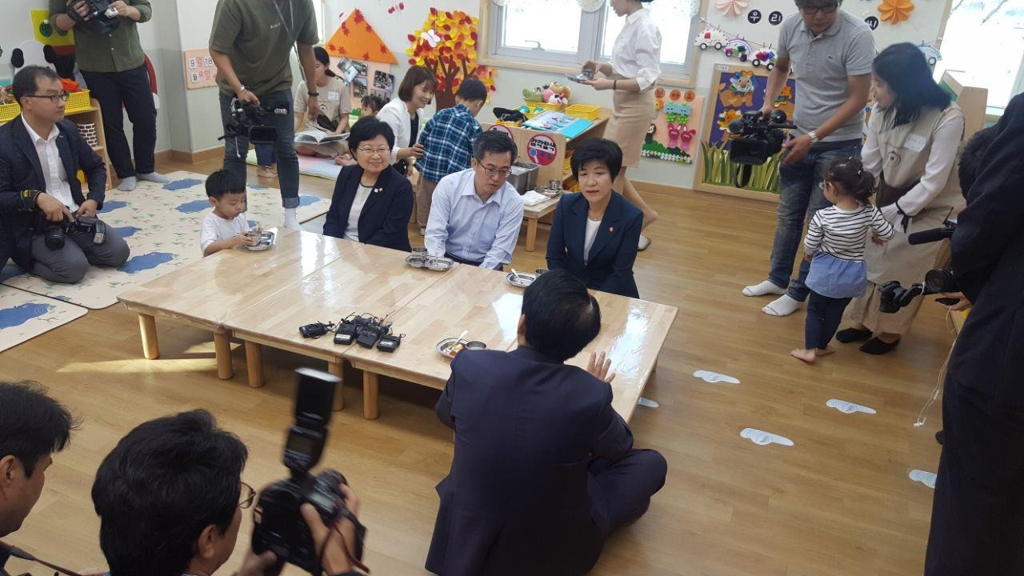 정현백 여성가족부 장관과 김동연 부총리, 김영주 고용노동부 장관(왼쪽부터)이 18일 서울 구로구청 내 사랑채움어린이집을 방문해 현장 의견을 듣고 있다.