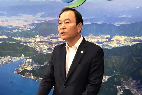 탈당 기자회견 하는 이상인 창원시의원.