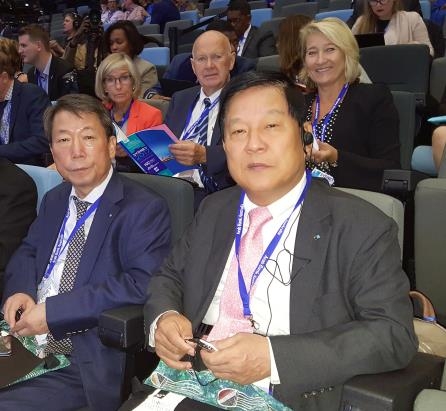제10차 세계상공회의소 총회에 참석한 최충경 창원상의 회장(오른쪽).