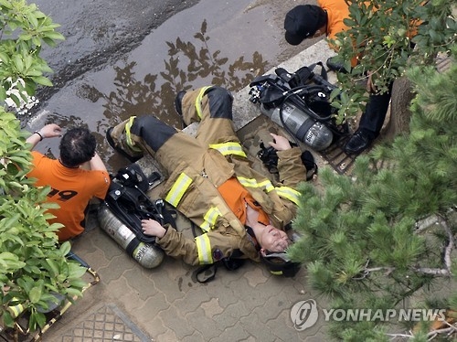 휴식취하는 소방관