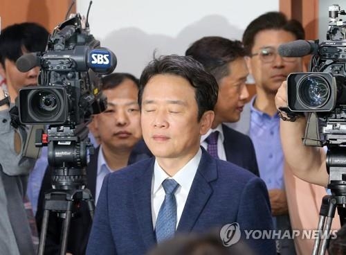 굳은 표정으로 기자회견장 오르는 남경필