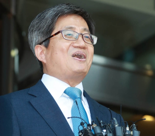 사무실 나서며 소감 말하는 김명수