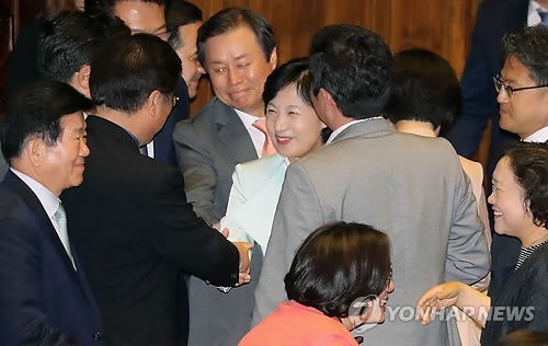 가슴 쓸어내린 與…다당제하 '협치 제도화' 여전한 숙제 - 1