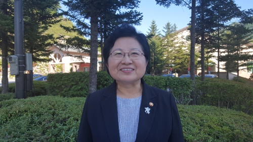 정현백 여성가족부 장관이 21일 강원도 원주 한솔오크밸리에서 열린 제11회 전국다문화가족네트워크대회에 참석한 뒤 연합뉴스의 인터뷰에 응하고 있다.