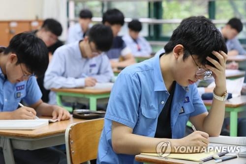 '마지막까지'(서울=연합뉴스) 이지은 기자 = 2018학년도 수능시험 9월 모의평가가 실시된 6일 서울 종로구 경복고등학교에서 학생들이 복습을 하고 있다. 2017.9.6jieunlee@yna.co.kr