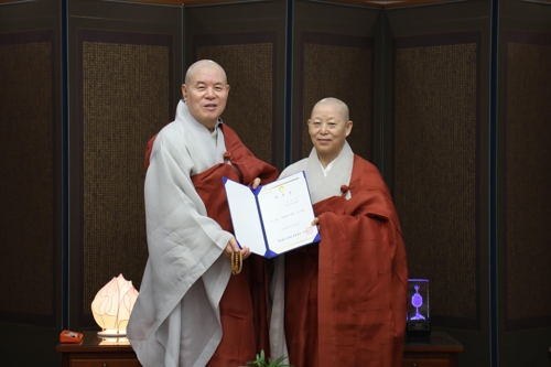사찰음식 명장으로 위촉된 진관사 주지 계호 스님