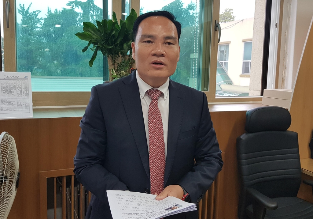 군수 출마 선언하는 전상인 보좌관