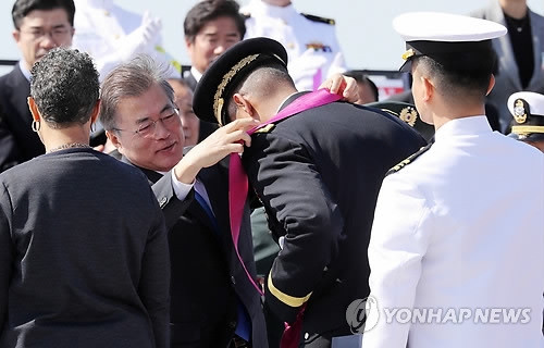 문 대통령, '국군의 날' 훈장 수여