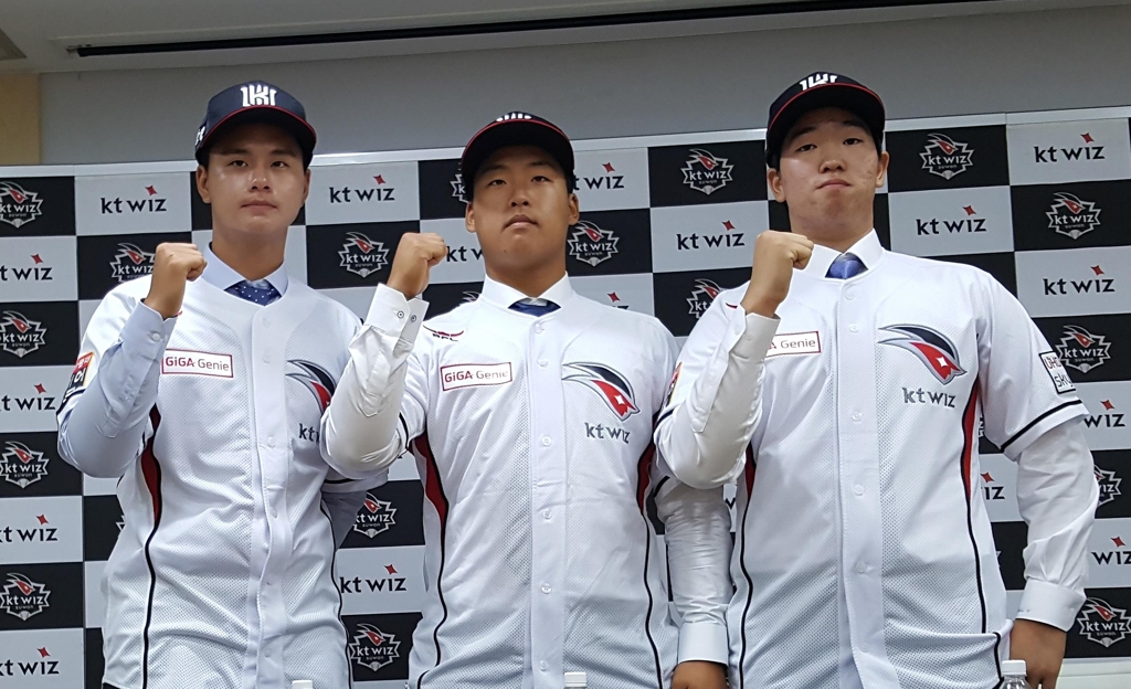 2018시즌 kt 신인선수 김민, 강백호, 최건(왼쪽부터).