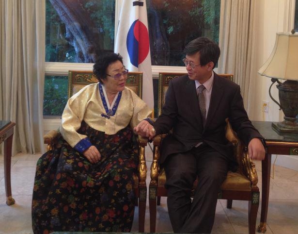 이용수 할머니(왼쪽)와 이기철 주 LA 총영사