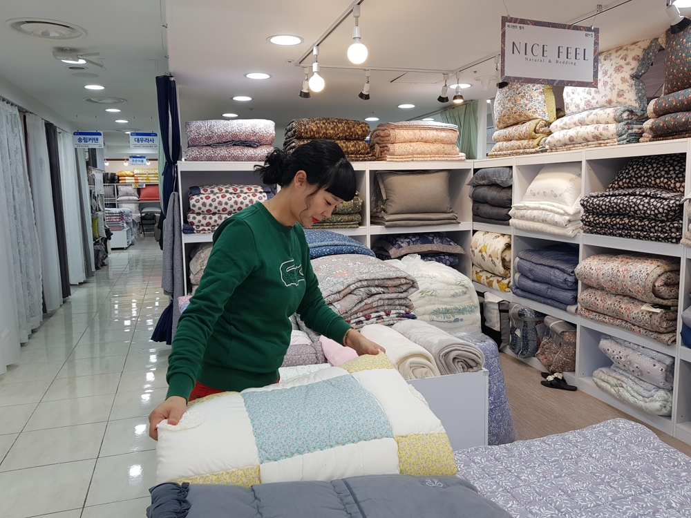 "이불 한 채도 못팔아"
