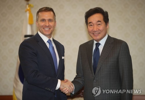 미국 미주리 주지사와 악수하는 이낙연 총리