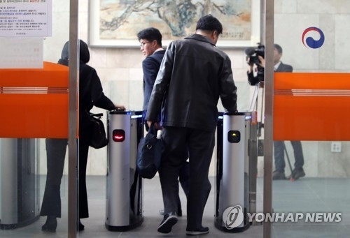 퇴직공무원 100명 중 7명 재직기간 '3년 미만' - 1