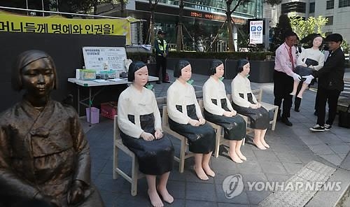 귀향길 '평화의소녀상', 일본 대사관 바라 보며
