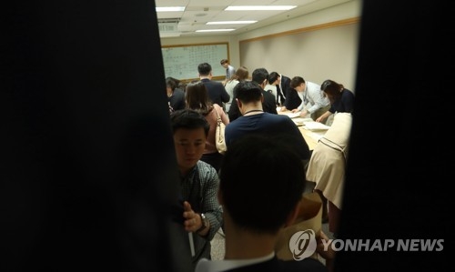 신고리 원전 운명 담긴 설문지 분류작업