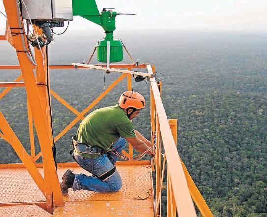 아마존고층관측탑(ATTO)에서 한 직원이 장비를 손보고 있다. [브라질 일간지 에스타두 지 상파울루] 