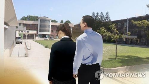 '여고생 성추행' 체육교사 파면…방관한 교직원도 무더기 징계 - 1
