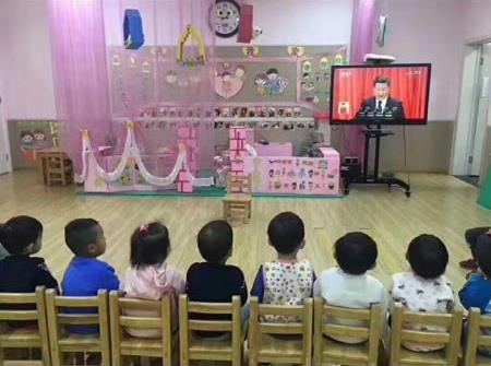 중국 웨이보에 올라온 유치원생들이 시진핑 주석의 19차 당대회 연설을 시청하는 모습.[웨이보 캡처]
