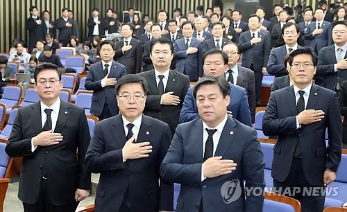 한국당 '국감 보이콧' 철회…나흘만에 '상복차림' 복귀(종합) - 1