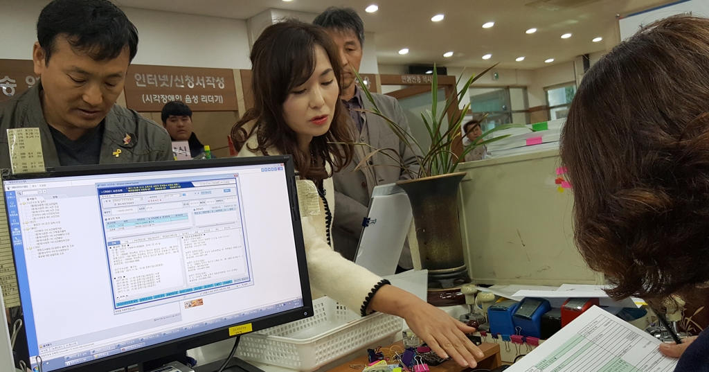 전주지법에 탄원서 내는 공지영 작가