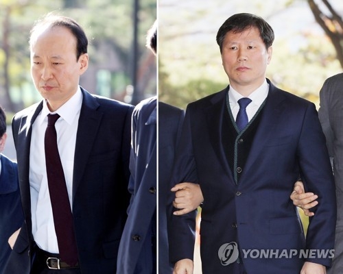 국정원 의혹 이재만·안봉근 전격 체포(서울=연합뉴스) 이상학 기자 = 국정원 의혹과 관련해 체포된 이재만 전 청와대 총무비서관(왼쪽)과 안봉근 전 청와대 국정홍보비서관이 31일 오전 서울 서초구 서울중앙지검에 들어서고 있다. 2017.10.31leesh@yna.co.k(끝)