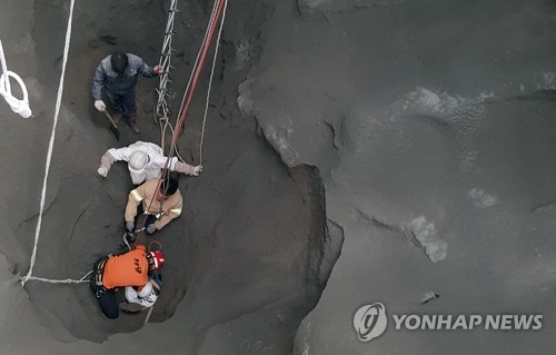 100t 모래 '우르르' 2명 사상…사고 공사장 작업중지 명령 - 1