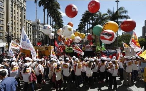지난 10일(현지시간) 상파울루를 비롯한 주요 도시에서 연금·노동 개혁에 반대하는 시위가 벌어졌다. [브라질 일간지 폴랴 지 상파울루]