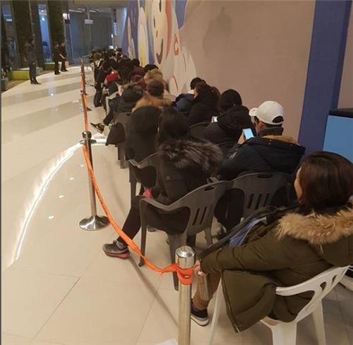 평창롱패딩을 사기 위해 줄선 사람들