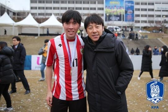 고려대의 신재원(왼쪽)과 아버지 신태용 축구대표팀 감독 