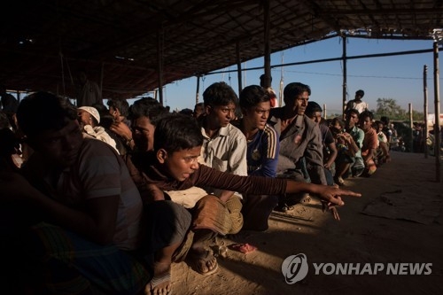 방글라데시 콕스 바자르 캠프에서 구호품을 받기 위해 기다리는 로힝야족 난민 [AFP=연합뉴스]