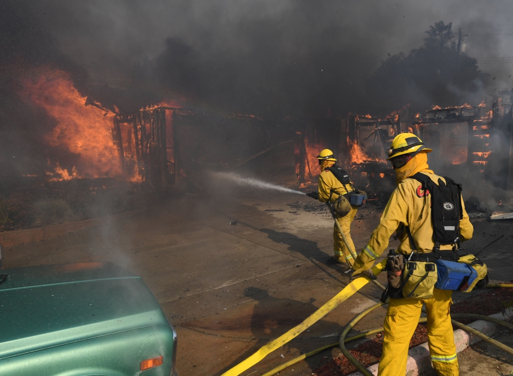 "화재를 진압하라"[캘리포니아 AFP=연합뉴스] 5일(현지시간) 미국 캘리포니아 주 로스앤젤레스(LA) 북쪽 도시 벤추라에서 초대형 산불이 발생, 소방관들이 화재를 진압하고 있다.