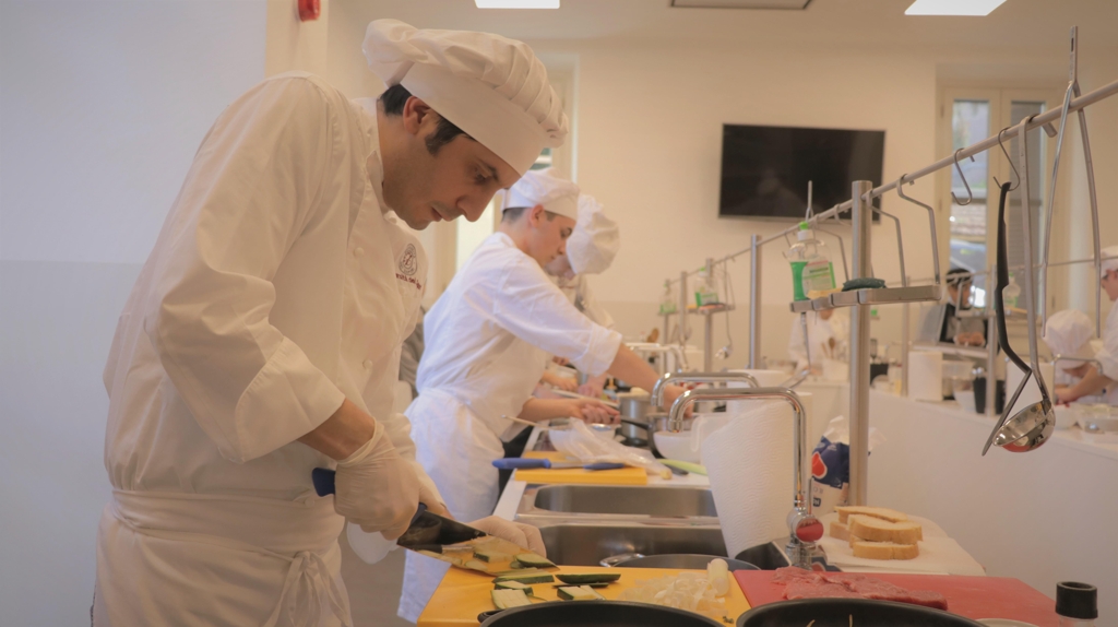 한식 요리에 집중하고 있는 이탈리아 요리 학교 학생들 