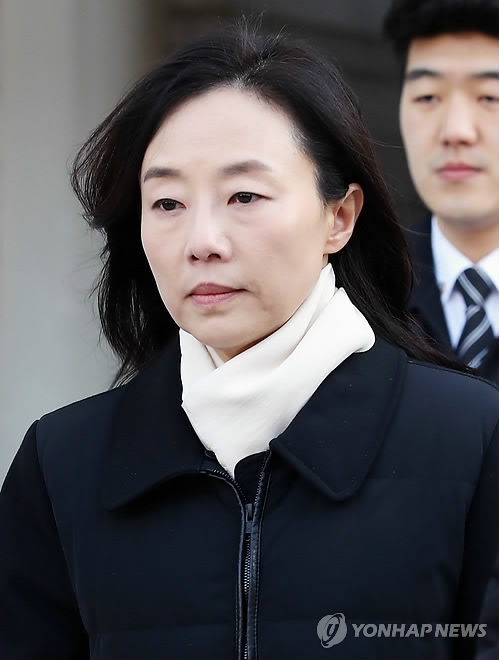 구속 전 피의자 심문 마친 조윤선(서울=연합뉴스) 김인철 기자 = 국가정보원에서 특수활동비를 뇌물로 상납받은 혐의를 받는 조윤선 전 청와대 정무수석비서관이 27일 오후 서초구 서울중앙지방법원에서 열린 구속 전 피의자 심문(영장실질심사)을 마치고 법원을 나서고 있다. 2017.12.27yatoya@yna.co.kr (끝)